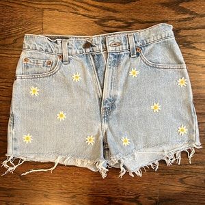 LEVI’S cut off shorts embroidered with daisies